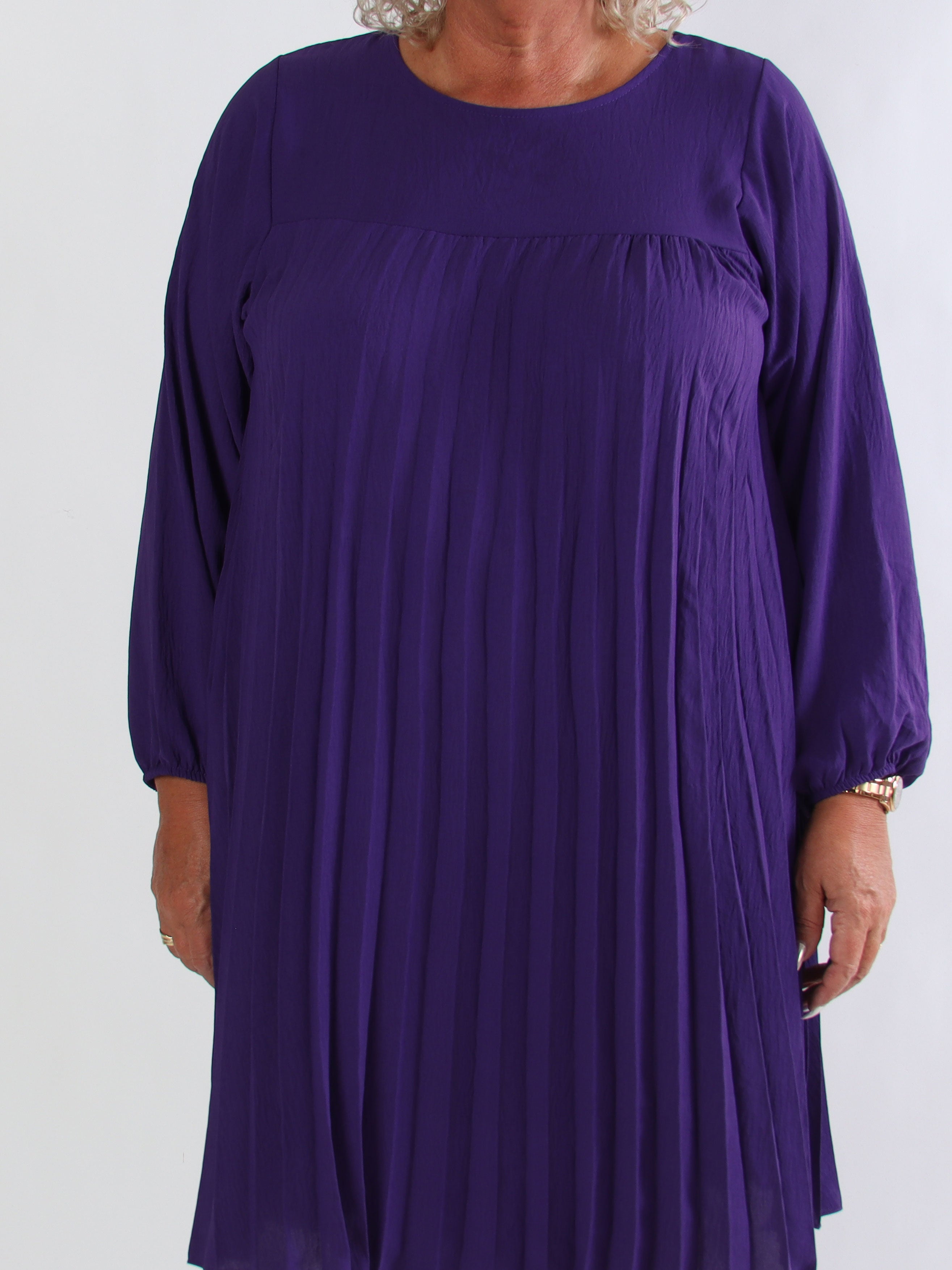Nancy Short L/S - Plus size kjole med plisseringer og lommer